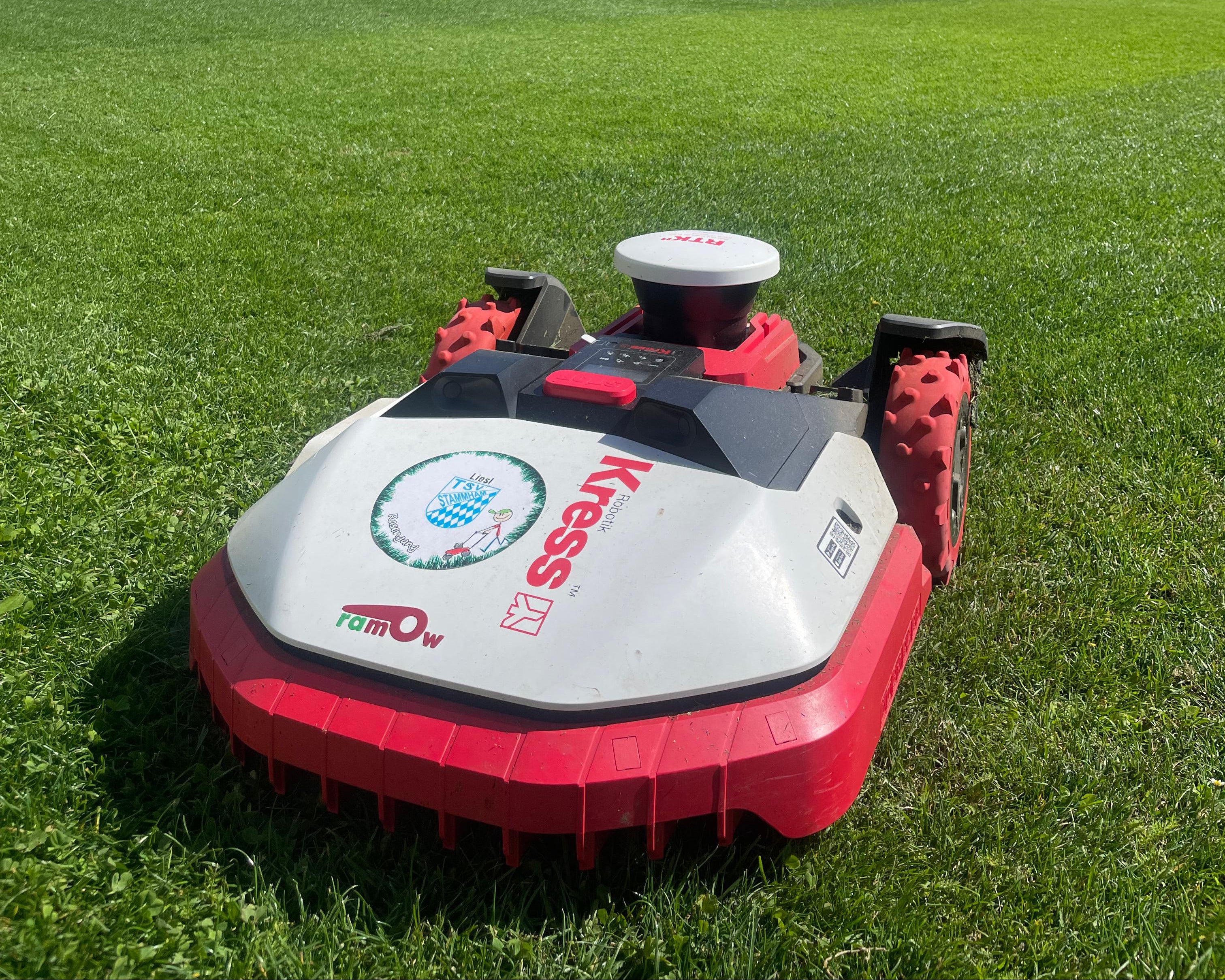 Kress Mähroboter am Sportplatz in Stammham am Inn